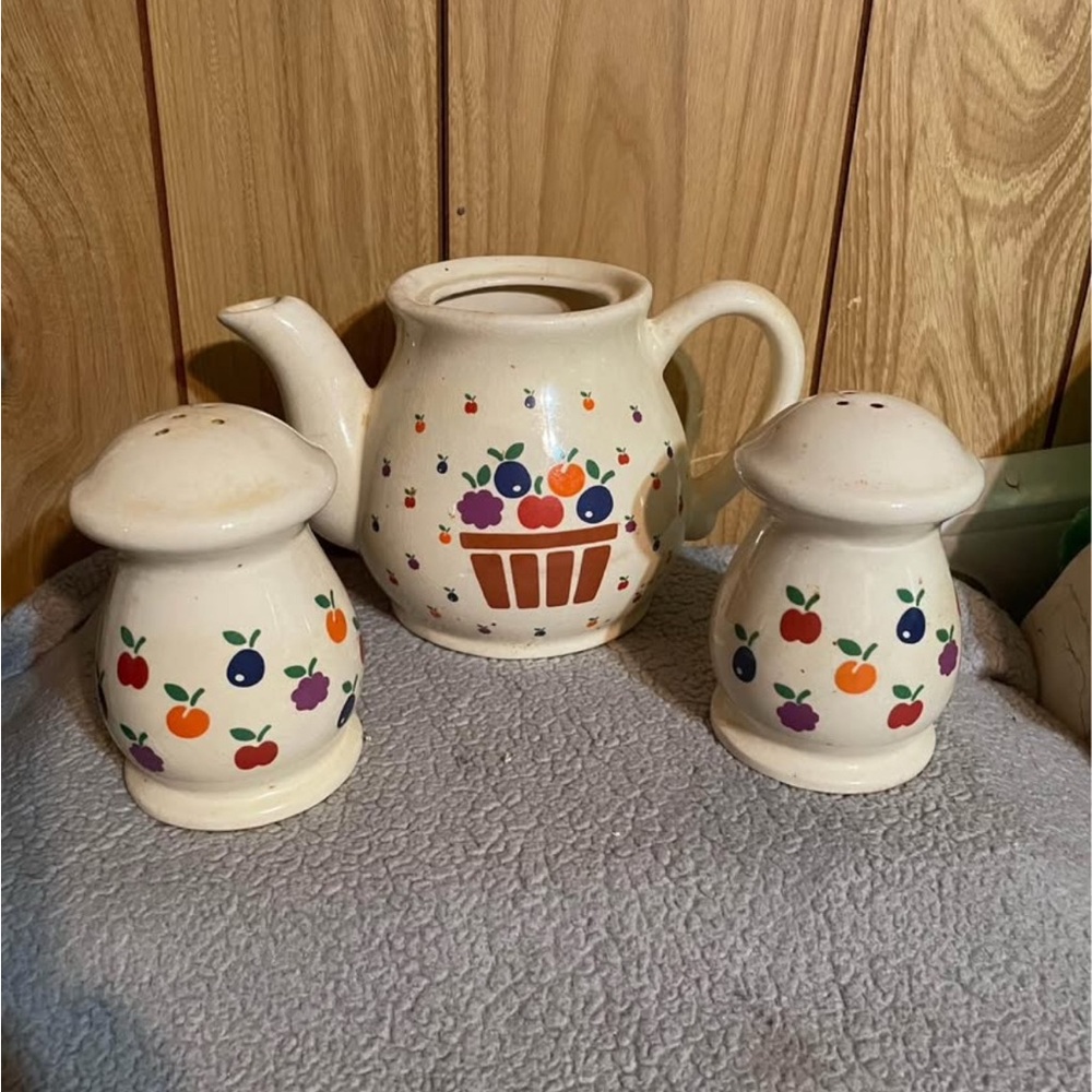 Avenue Fruit Design Ceramic Teapot and Shaker Set